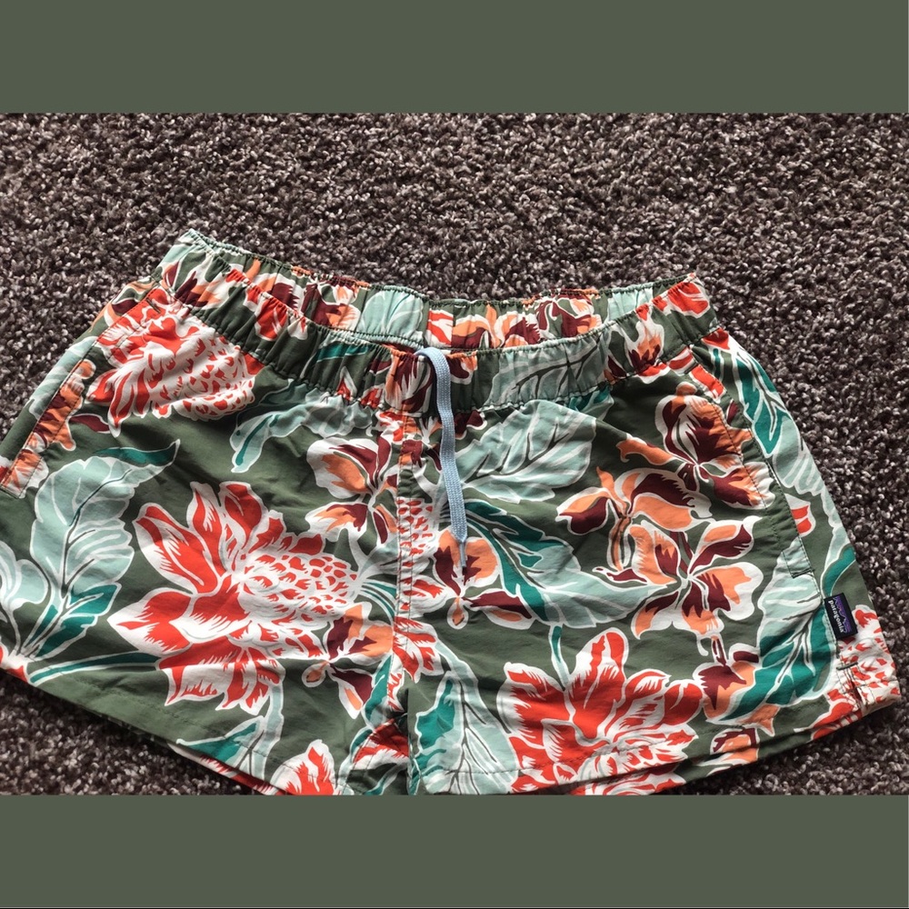 Women Patagonia green printed shorts size Med